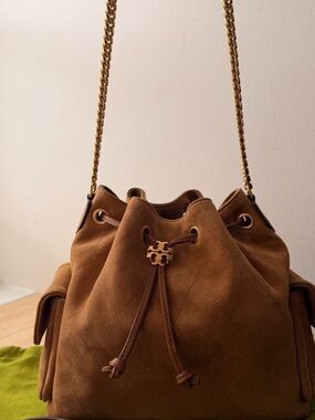 NEW✨CHARLIE QUILTING DRAWSTING BAG X TORY BURCH✨ Brown Suede